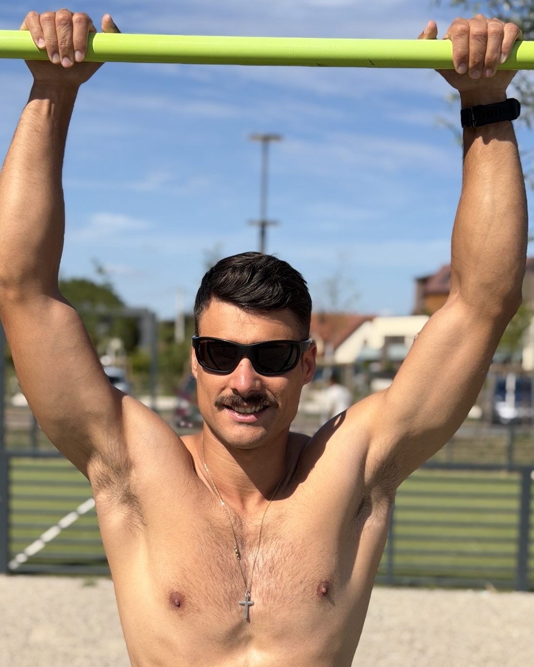 Hadrien en traction à une barre de street workout